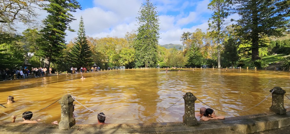 V bezprostřední blízkosti této restaurace jsou i stejnojmenné lázně Terra Nostra. V železité vodě dobového bazénu s teplotou asi 38 stupňů Celsia se můžete také vykoupat. Kvůli vysokému obsahu železitých solí se ale doporučuje pobyt ve vodě jen 20-30 minut. 
