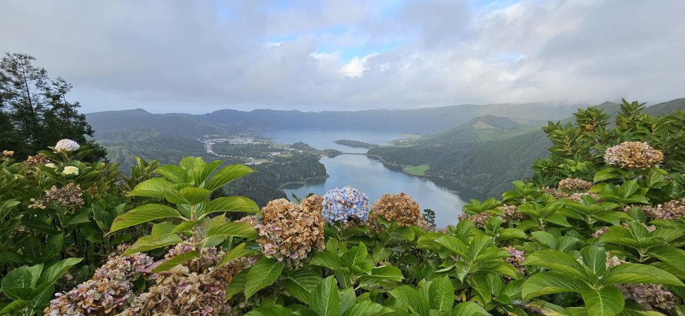 Nad zeleným jezerem Lagoa Verde je neméně impozantní vyhlídka Vista do Rei, která se jmenuje na počest návštěvy portugalského krále Karla I. s chotí Amélií v roce 1901. 