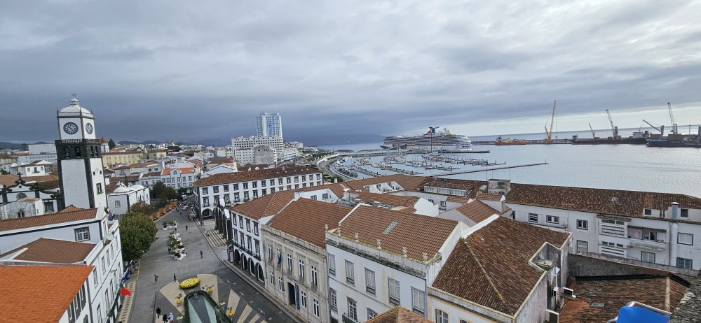 Asi nejkrásnější pohled na hlavní město Azor Ponta Delgada je ze zdejší starobylé zvonice. Musíte ale vyšlapat desítku velice úzký schodů, pro klaustrofobiky to tedy není, výhled je ale nádherný.