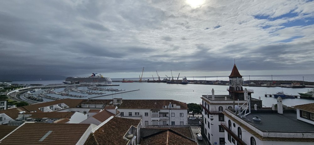 Asi nejkrásnější pohled na přístav i hlavní město Azor Ponta Delgada je ze zdejší starobylé zvonice. 