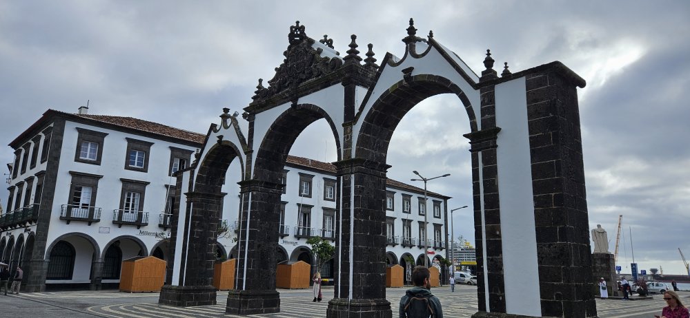Jedna z hlavních dominant hlavního města Ponta Delgady - Portas da cidade - městská brána s třemi oblouky. Přesunuli ji sem ze starého přístavu, kde stávala vedle emigračního úřadu. Všichni, kdo chtěli na ostrov vstoupit nebo odjet pryč,  tudy museli projít. 