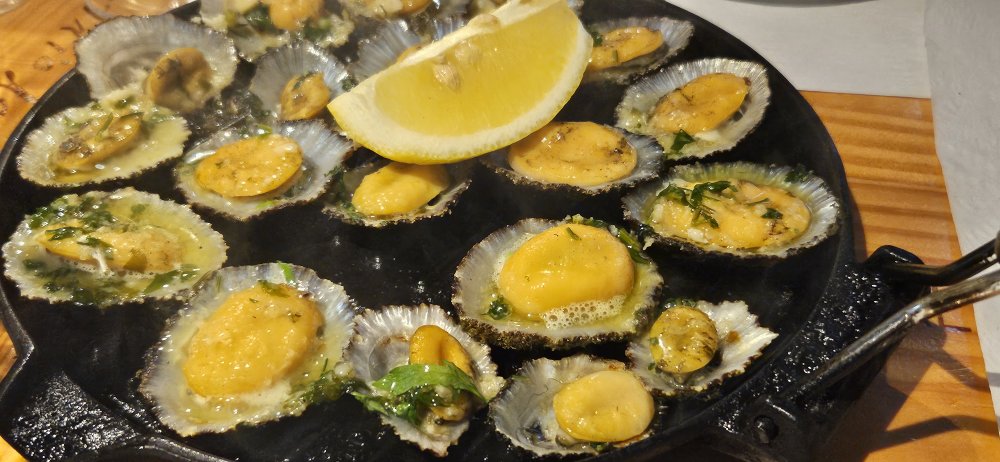 Limpets neboli Lapas, česky přílipky, jsou měkkýši, které se na Azorech, podobně jako na Madeiře podávají orestované na másle s kapkou citronové šťávy.