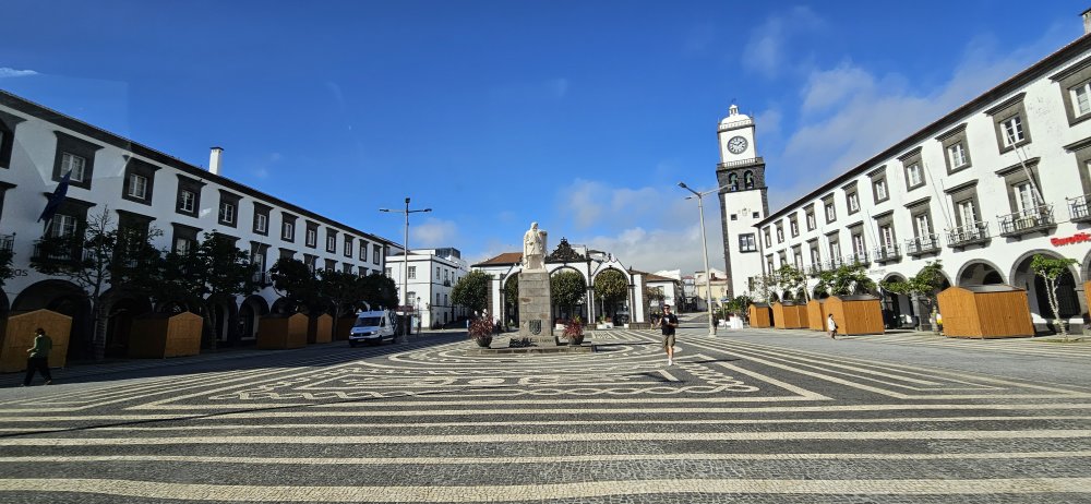Náměstí Praca de Goncalo Velho s proslulou městskou branou Portas da cidade a pomníkem mořeplavce Goncala Velha Cabrala, který ostrov Sao Miguel objevil roku 1427.
