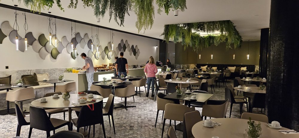 Sao Miguel - Ponta Delgada - hotelová restaurace v hotelu Azoris Royal Garden, který má v nabídce pro Zelený ostrov i cestovní kancelář Čedok.  