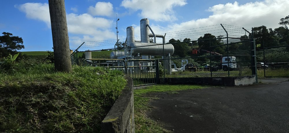 Jedna z geotermálních stanic na ostrově Sao Miguel, která využívá energii z vulkanické činnosti.