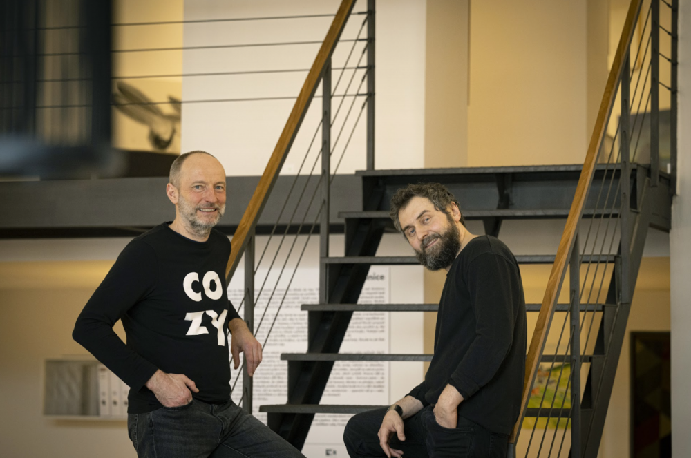 Lukáš Šoltys a Jakub Šulc přišli s nápaditým propojením kreativního interiérového studia, showroomu a galerie současného výtvarného umění. To je COZY STUDIO v Liberci.