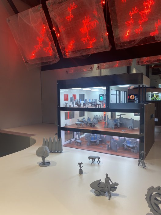 Dalším exponátem je instalace Under the Wings of Fenix, která spojuje tři světově jedinečné technologie a prezentuje řešení, jak šetrně vyrábět a efektivně skladovat elektrickou energiii.