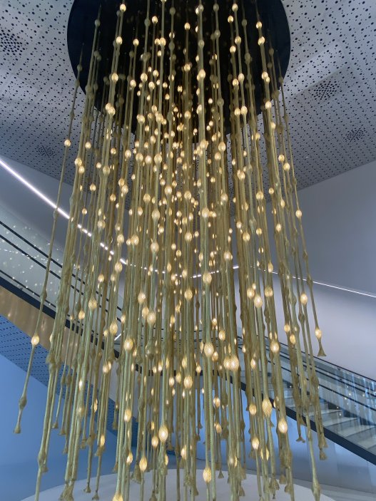 Do prvního patra pak návštěvníci stoupají kolem stejně monumentální světélkující instalace společnosti LASVIT, navržené Maximem Velčovským.
