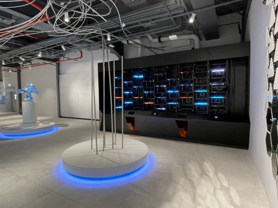 Stálou expozici „The Country for the Future“ otevírá interaktivní exponát The Future of Manufacturing - stěna osobních 3D tiskáren od společnosti Průša Research tiskne díly skládačky, z nichž návštěvníci pavilonu staví trojrozměrnou sochu.