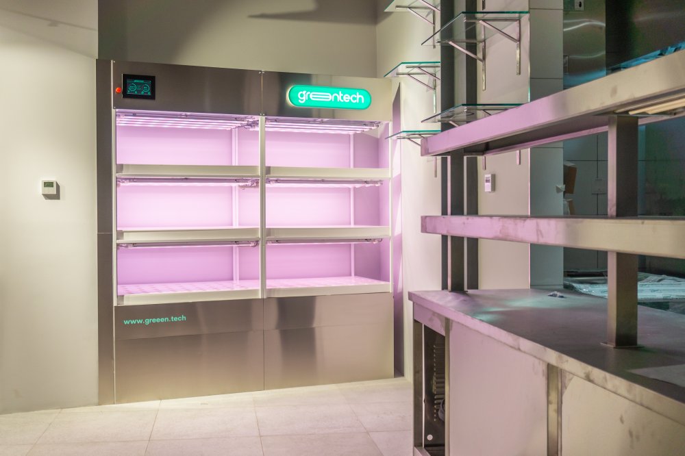 Hydroponická stěna společnosti GreeenTech, která je umístěna přímo v restauraci, pak umožňuje kuchařům ochucovat pokrmy podávané hostům čerstvými bylinkami přímo před jejich očima.   