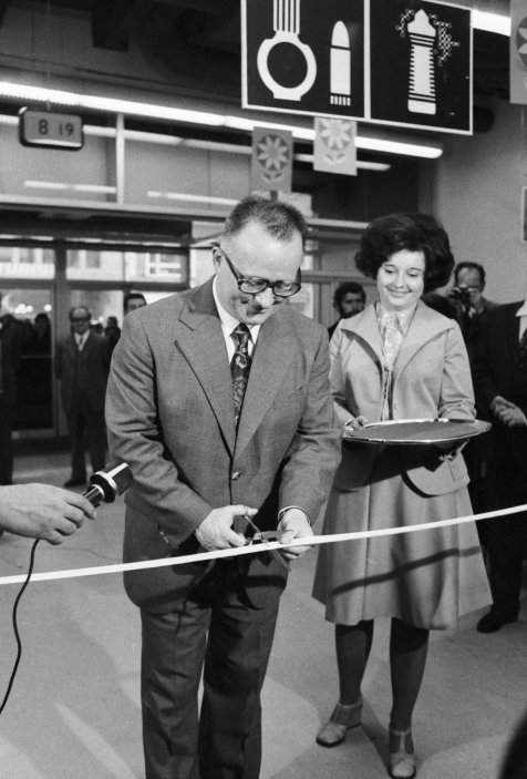 Máj se zákazníkům otevřel 21. dubna 1975. 