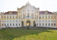 Vrcholně barokní zámek postavený architektem Giovani Batistou Alliprandim (cca 1665-1720) pro císařského komořího Maxmiliána Norberta Kolowrat Krakowského (1660-1721) na zelené louce.