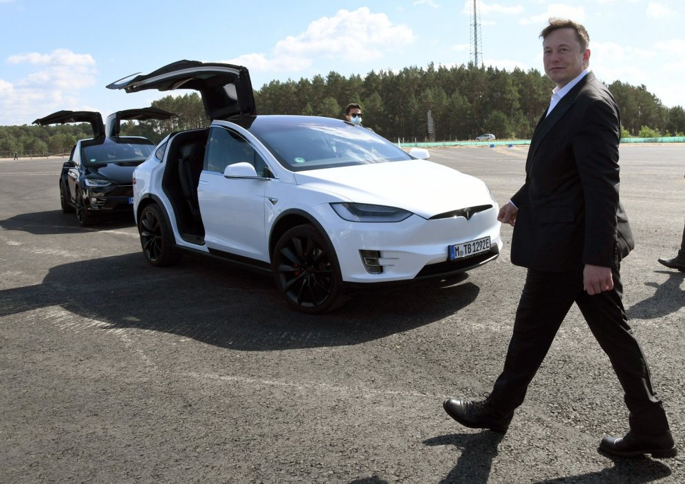 Elon Musk je spoluzakladatelem společnosti Tesla, která je jedním z předních světových výrobců elektrických vozidel. Tesla začala jako startup s vizí vytvořit udržitelnější alternativu k tradičním vozidlům s pohonem spalovacími motory. Jejich prvním úspěchem bylo elektrické sportovní auto Tesla Roadster, kterého následovaly masově vyráběné modely, jako je Tesla Model S, Model X, Model 3 a Model Y.