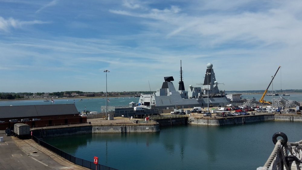 HMS Dragon, raketový torpédoborec. Doky v Portsmouthu jsou schopny i dnes pojmout polovinu britské válečné flotily