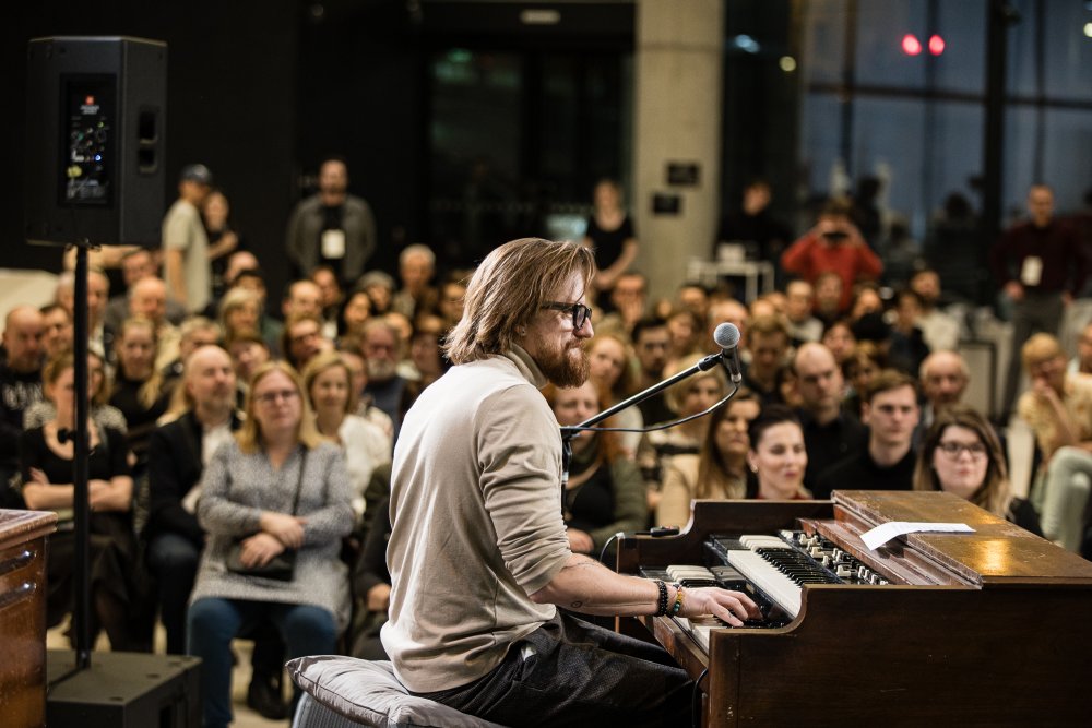 Ondřej Pivec a jeho Organic Trio (Libor Šmoldas, Jakub Doležal) - tentokrát v sestavě bez bicích. 