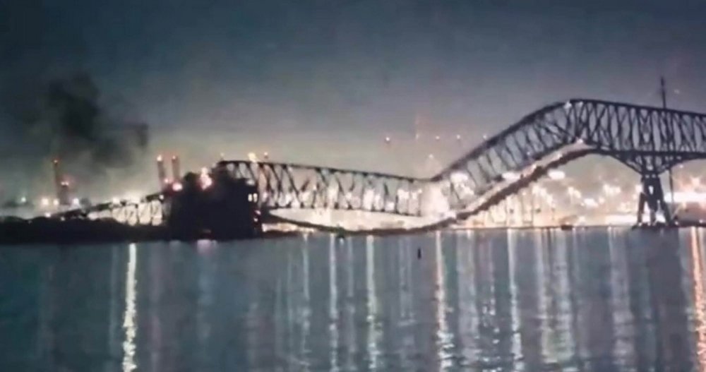 V americkém Baltimoru se po kolizi s nákladní lodí zřítil silniční most