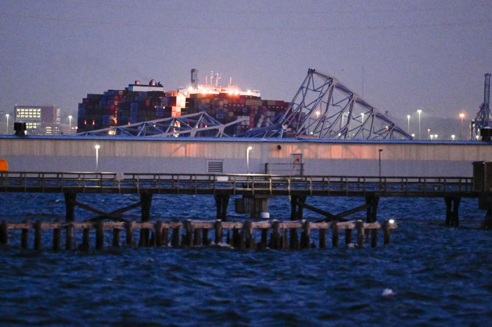 V americkém Baltimoru se po kolizi s nákladní lodí zřítil silniční most