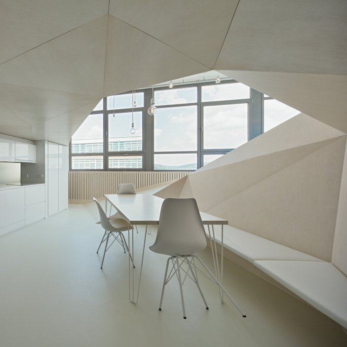 Velké prosklené plochy se proto staly základem architektonického řešení interiéru.