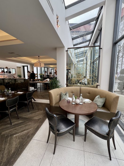 Restaurace nabízí spoustu denního světla