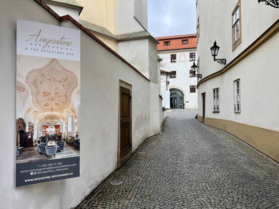 nenápadný vstup k hotelu
