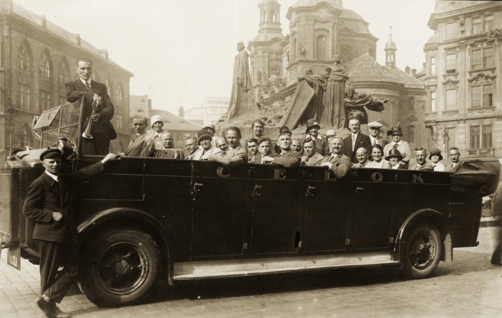 Autobus Čedoku z roku 1929 na Staroměstském náměstí v Praze