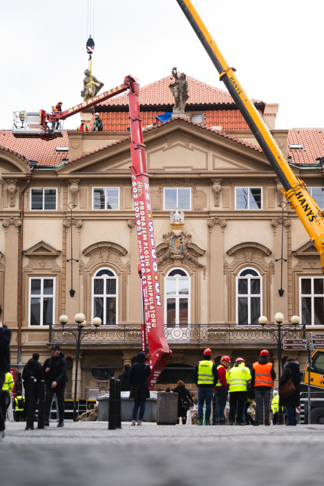 Na fasádu do ulice Na Příkopě se vrátili i zrestaurované barokní sochy.