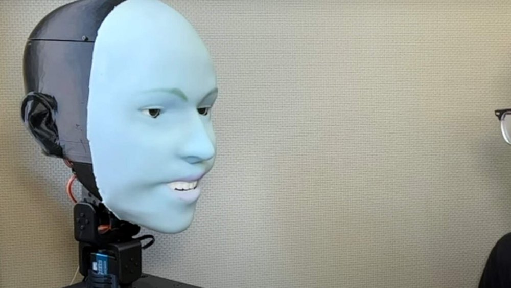 To není Fantomas, ale robotická hlava napodobující lidskou mimiku.
