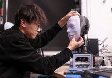Robotická hlava reaguje v pravý čas na lidský úsměv