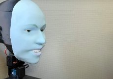 To není Fantomas, ale robotická hlava napodobující lidskou mimiku.
