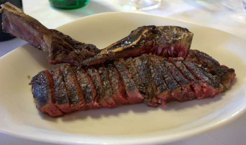 3. Restaurace Asador Etxebarri se nachází v rustikální kamenné budově v podhůří baskických hor. Už o 90. let je podnik známý tím, že dokáže ugrilovat cokoliv a k dosažení té nejlepší chutě pokrmů si vyvinuli vlastní grily. Na vlastním dřevěním uhlí, které pochází z tamních lesů, připravují čerstvé krevety nebo hovězí kotlety. A kouřový nádech má i tam připravený dezert – zmrzlina s malinami.