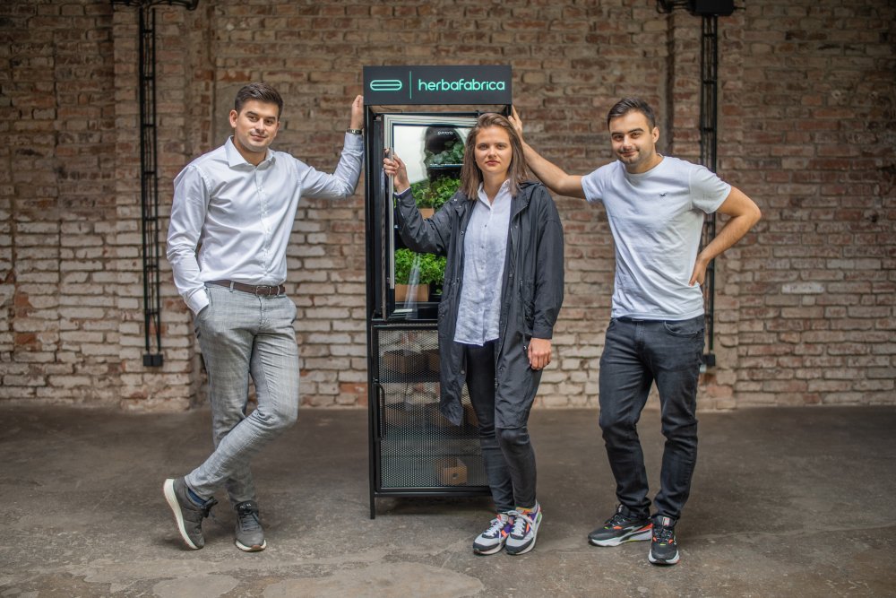 Společnost GreeTech založili v červenci 2020 Dmitrij Lipovskij, Karolína Pumprová a Milan Souček. 