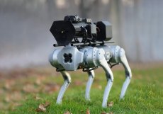 Robotický pes nese plamenomet. Je to šílený úlet, nebo dálkový vypalovač trávy a ostraňovač sněhu?