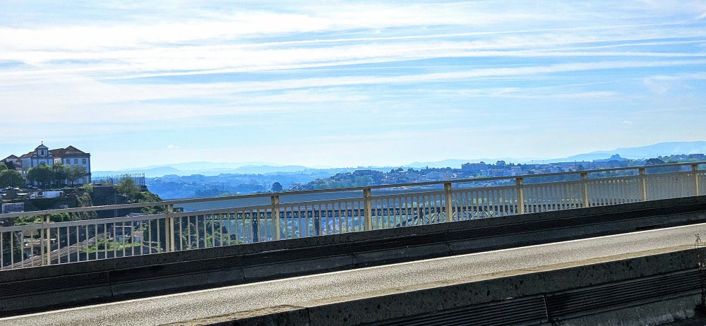 Pohled na Porto a údolí řeky Douro z mostu Jindřicha Mořeplavce - Ponte Infante Dom Henrique