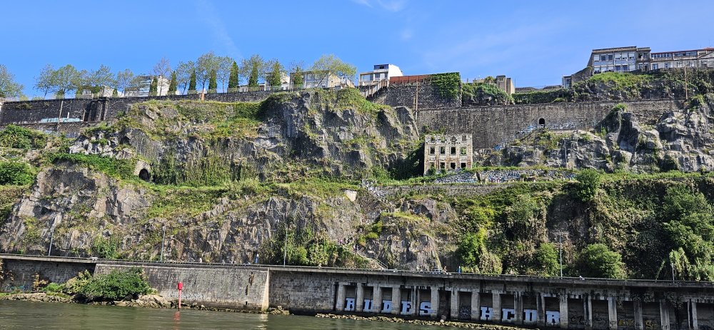 Cais Da Ribeira dál od centra města...