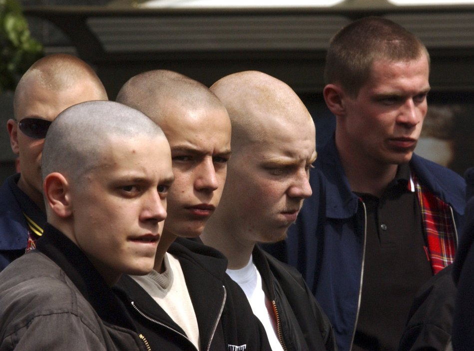 Na Václavském náměstí v Praze protestovali 1. května členové strany Národní sjednocení proti vstupu ČR do Evropské unie (květen 2004)