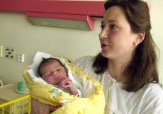 První dítě po vstupu do Evropské unie se narodilo v českobudějovické porodnici několik minut po půlnoci. Nikolas měřil 53 cm a vážil 3,78 kg a maminka Jana Hronešová se s ním už odpoledne mohla pochlubit novinářům (květen 2004)