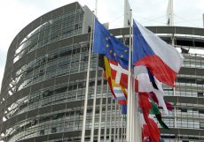 Vlajky deseti nových zemí Evropské unie byly 3. května slavnostně vztyčeny u budovy Evropského parlamentu ve Štrasburku (květen 2004)