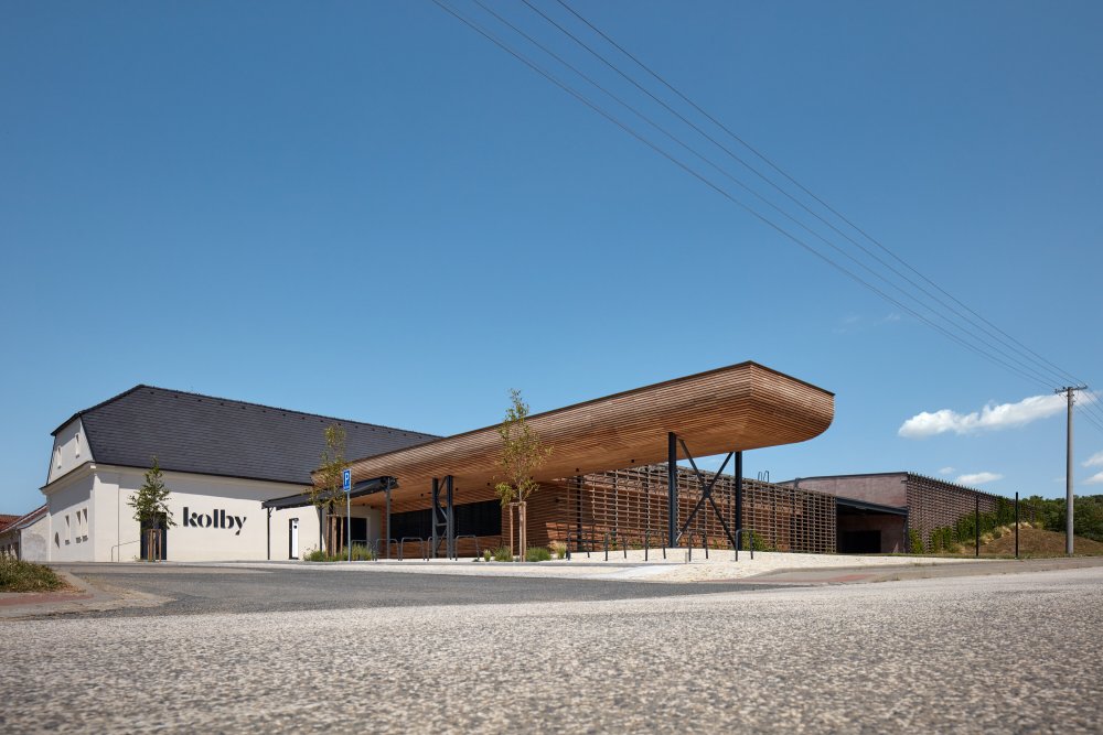 Nezbourali ani centimetr přesto vinařství Kolby získalo po jejich zásahu zcela nový ráz. Původní stavby i ty nové, suchý sklad i vinný bar, zabalili architekti ze studia Ora do dřevěných latí.