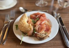 Bagel s lososem a chléb se sušenou šunkou