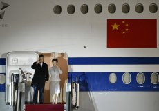 Čínský prezident Si Ťin-pching a jeho manželka Pcheng Li-jüan vystupují z letadla při příletu na státní návštěvu mezinárodního letiště Ference Liszta v Budapešti (středa 8. května 2024)