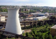 Monolitické železobetonové komíny jsou  jedněmi z nejvyšších staveb vůbec. U nás se nejvíce stavěly od sedmdesátých let, a to ve velkých průmyslových podnicích, teplárnách nebo elektrárnách. Tento je z Kladna.