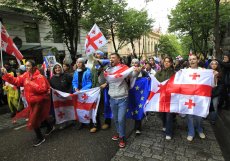 V ulicích hlavního města Tbilisi proti předloze už týdny demonstrují desetitisíce lidí