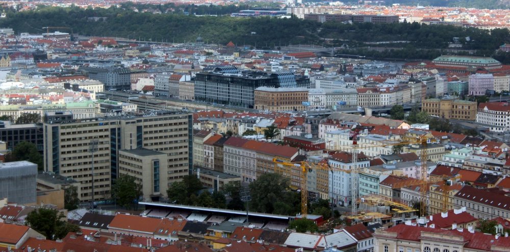 První pražská výšková budova pochází z let 1932 až 1934 a byla postavena na místě bývalé Pražské obecní plynárny podle návrhu mladých architektů Karla Honzíka a Josefa Havlíčka.