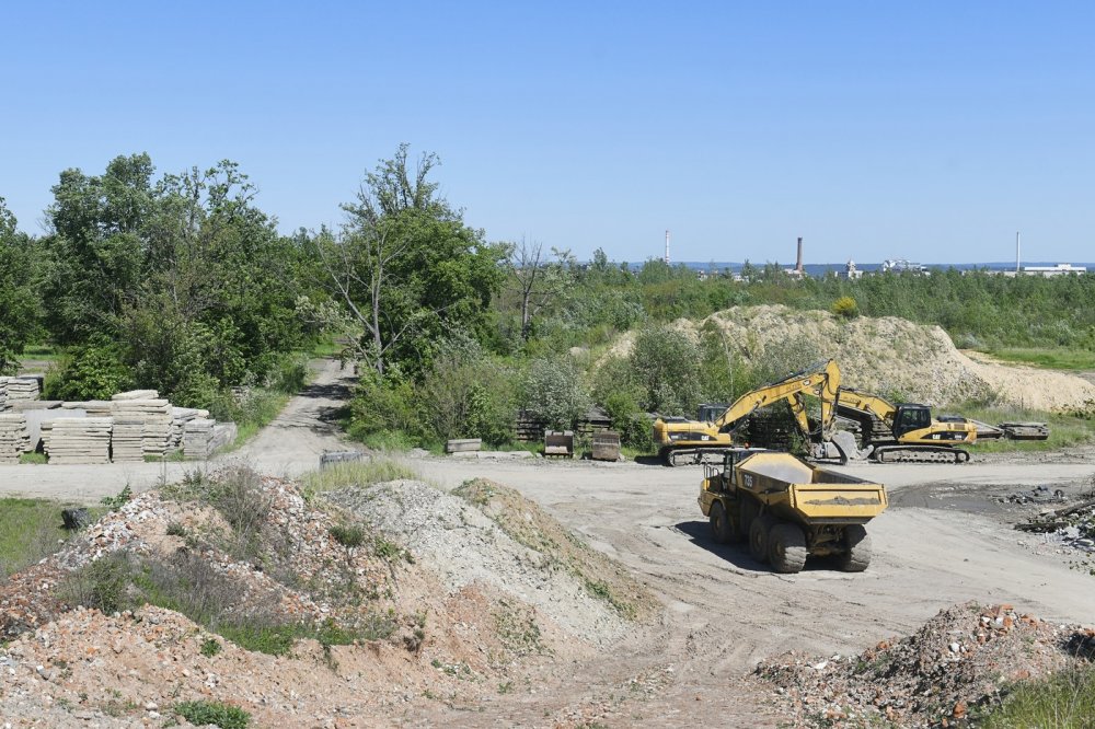 Bývalá plzeňská kasárna Slovany o rozloze 35 hektarů se mají do roku 2041 změnit v moderní zelenou čtvrť s 3200 byty, školou, dvěma školkami, obchody a kancelářemi