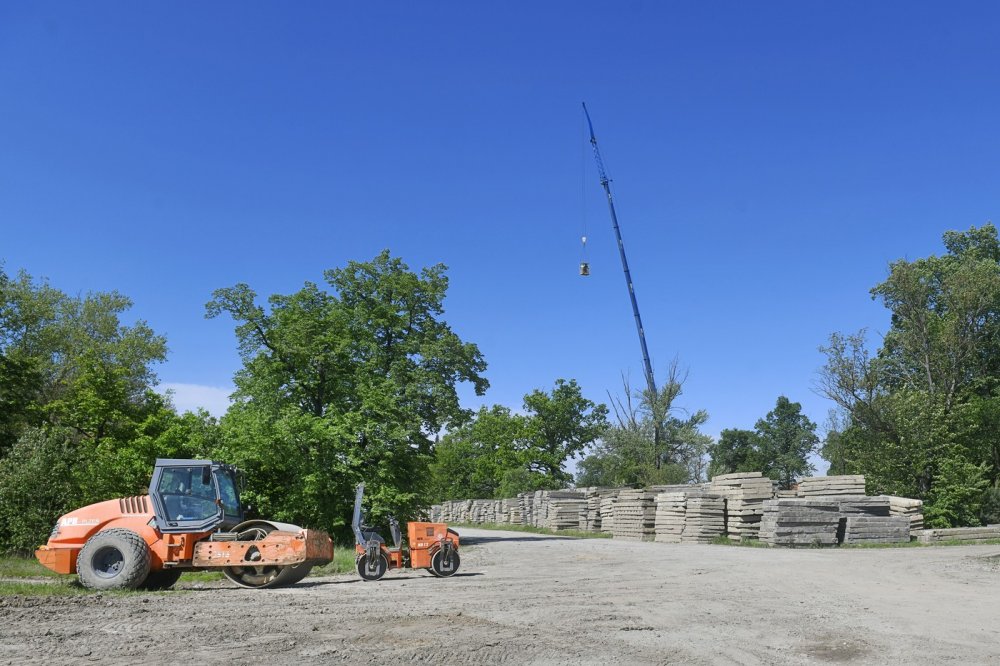 Bývalá plzeňská kasárna Slovany o rozloze 35 hektarů se mají do roku 2041 změnit v moderní zelenou čtvrť s 3200 byty, školou, dvěma školkami, obchody a kancelářemi