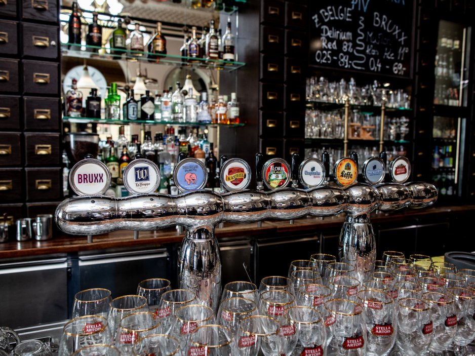 K tradičním belgickým pokrmům se v Bruxxu čepuje i belgické pivo. 