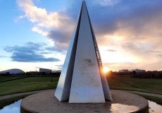 Západ slunce nad dominantou Campbellova parku, Pyramid of Light.