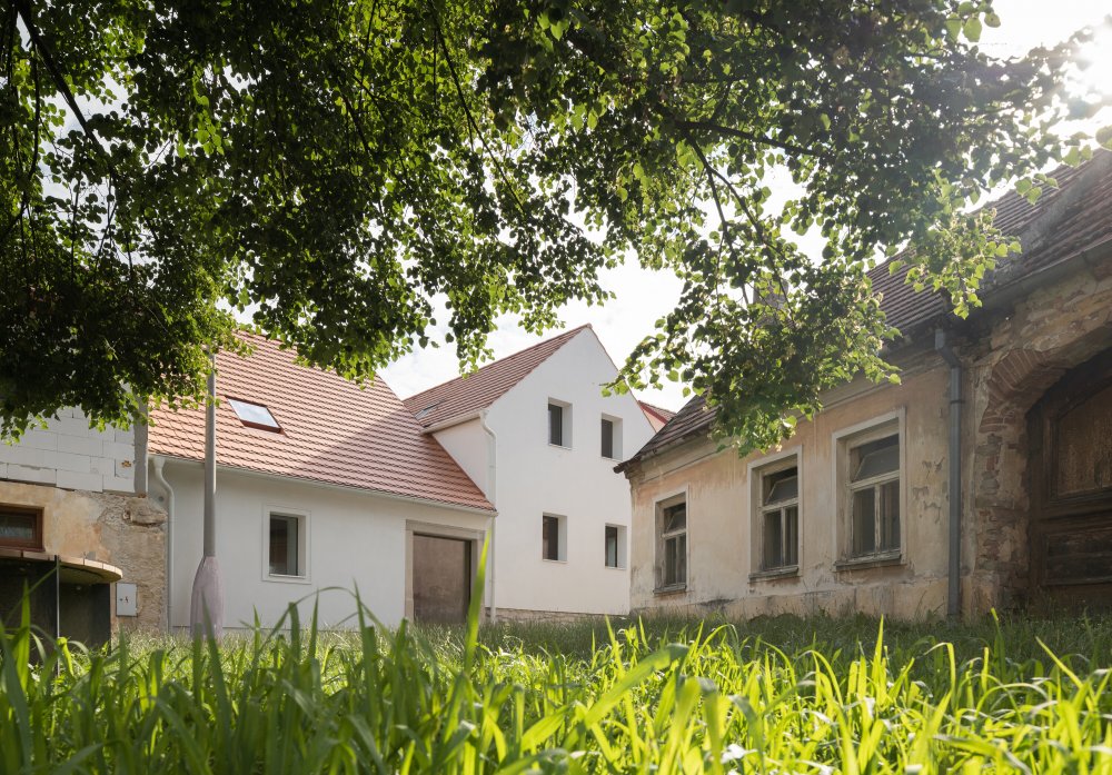 Nový domov našli architekti Barbora a Jiří Weinzettlovi z ateliéru A111 v jihočeských Trhových Svinech.