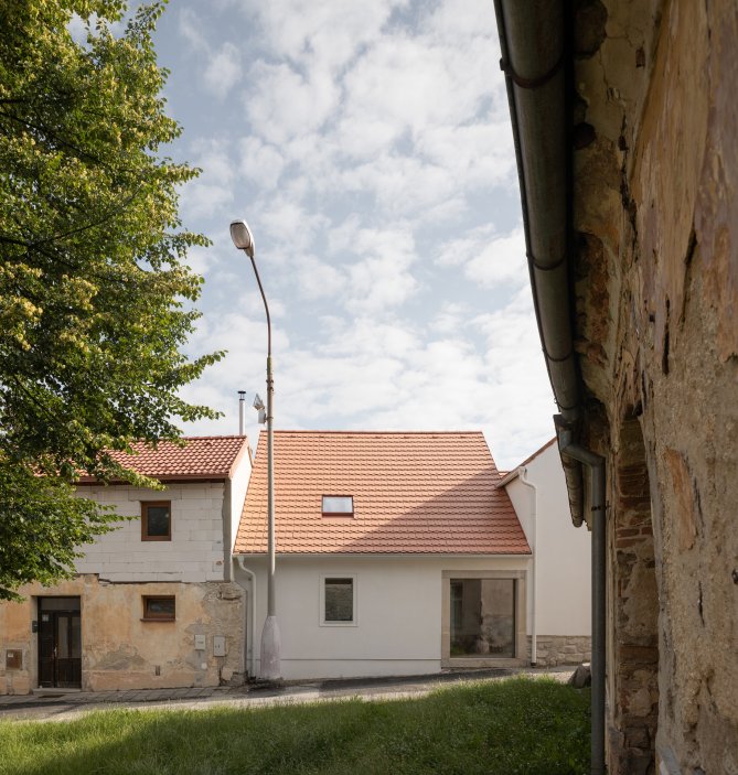 Projekt architekti popisují jako určitý manifest, alternativu vůči stavbě vil na předměstích.