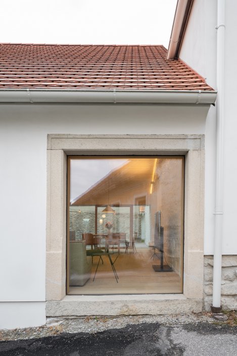 Architekti nahradili plastová okna dřevěnými.